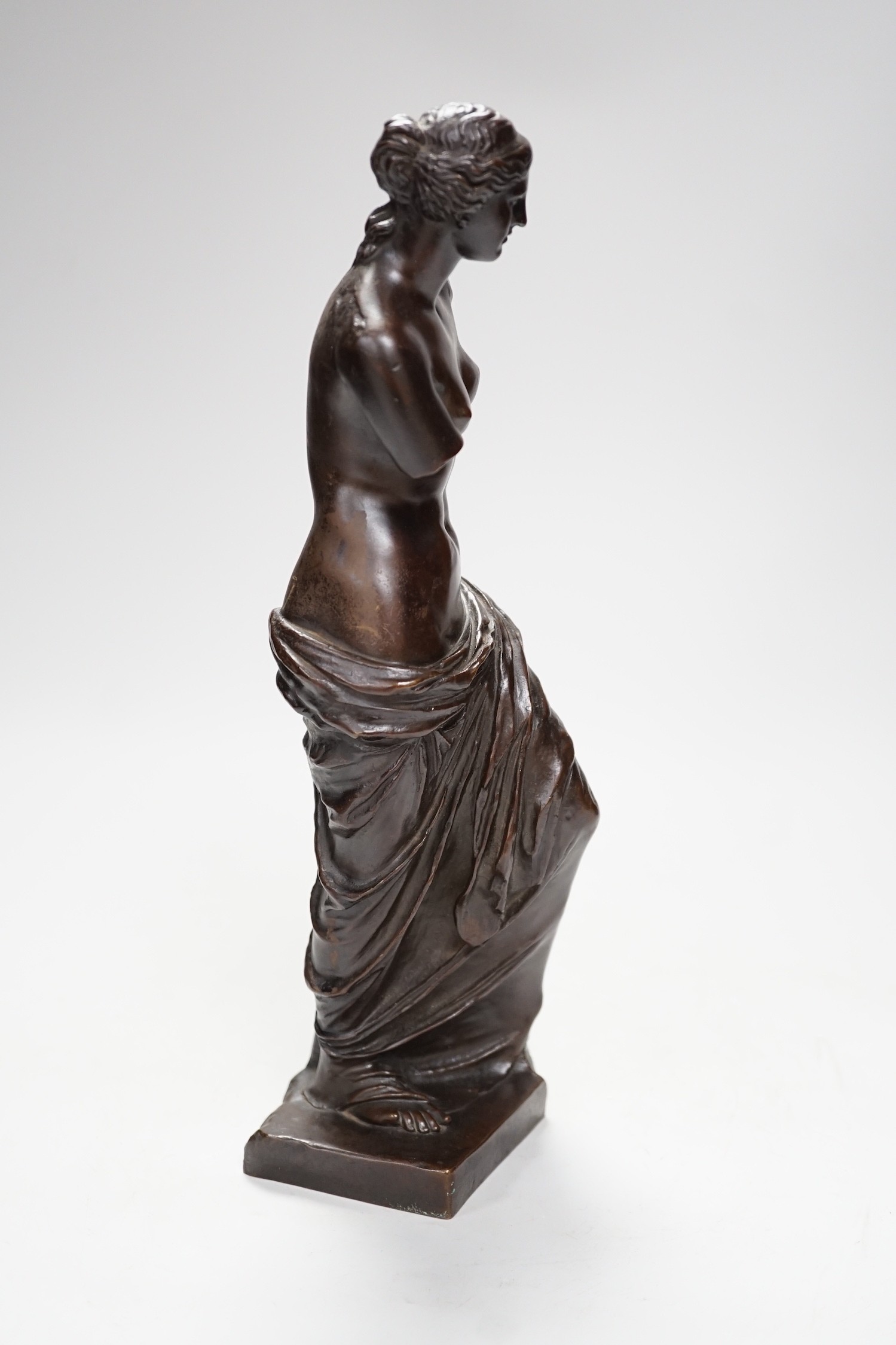 A French bronze model of the Venus de Milo, foundry mark to reverse. 30cm